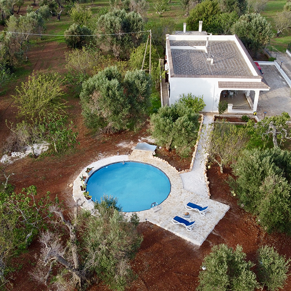 Blick aus der Vogelperspektive auf die Finca mit Swimmingpool.